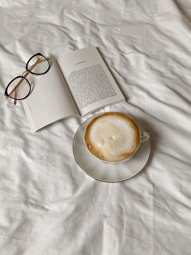 Lentes de lectura descansando sobre un libro abierto