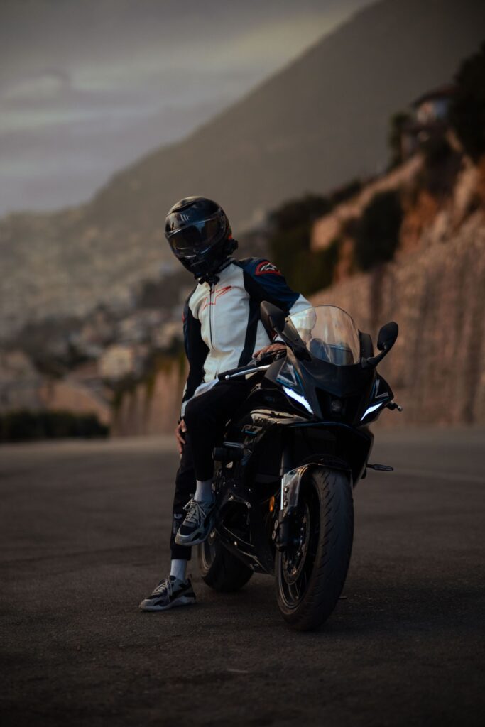 Motociclista en una carretera de montana al atardecer, representando libertad
