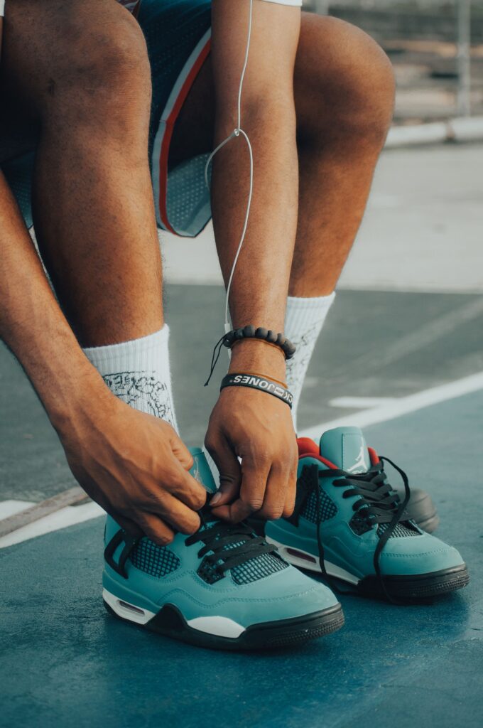Primer plano de una persona atandose las zapatillas deportivas